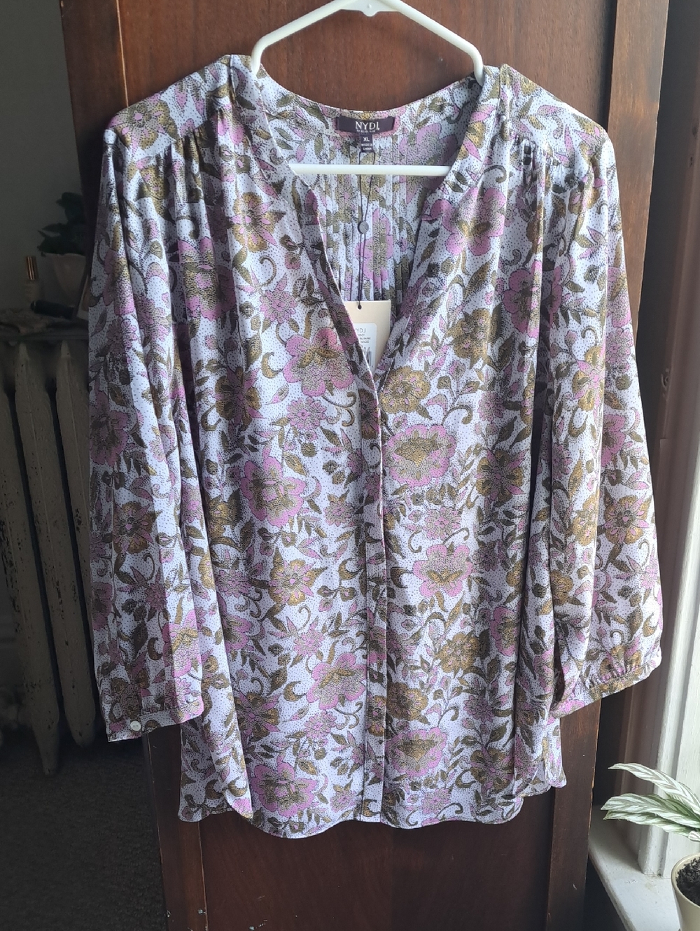 NYDJ Size XL Lavender Floral Button-Front Vneck NWT Blouse